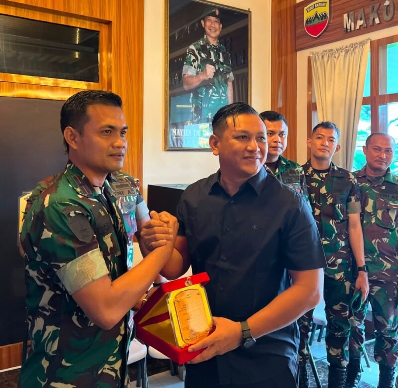 Foto: Letkol Arm Eddy Saputra Ginting saat menghadiri acara mengenang satu tahun wafatnya sang ayahanda di Tanah Karo, Sabtu (19/9/2026). Momen haru terlihat ketika ia dipeluk para orang tua dan noda sirih menempel di kemeja putihnya.