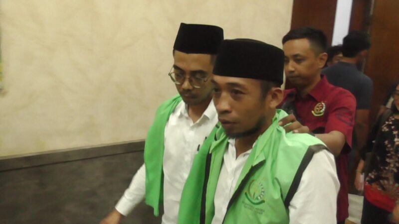 foto: Dua anggota Opsnal Polsek Sukomanunggal, Bagus Mukaryadi dan Andi Setyawan, memberikan keterangan sebagai saksi dalam sidang dugaan pengeroyokan terhadap Louis Prasetya di Pengadilan Negeri Surabaya, Rabu (23/9/2026).