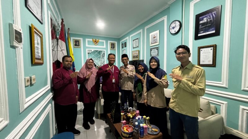 Kepala SMK MUDA Hijri Alaudin, S.Kom., bersama rombongan saat melakukan kunjungan studi tiru ke SMK MUDISA di Jalan Kapasan 73–75 Surabaya, Kamis (24/9/2026).