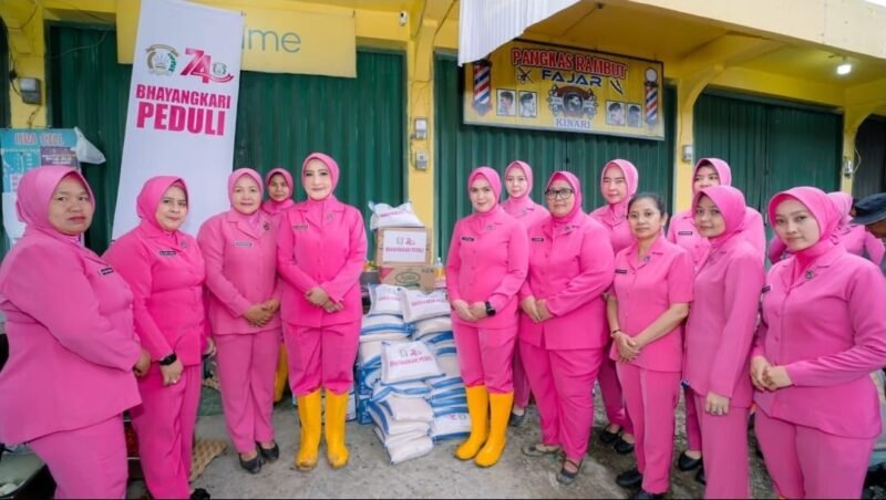 HKGB ke-74, Bhayangkari Sumbar Berikan Bantuan Terdampak Banjir Bandang