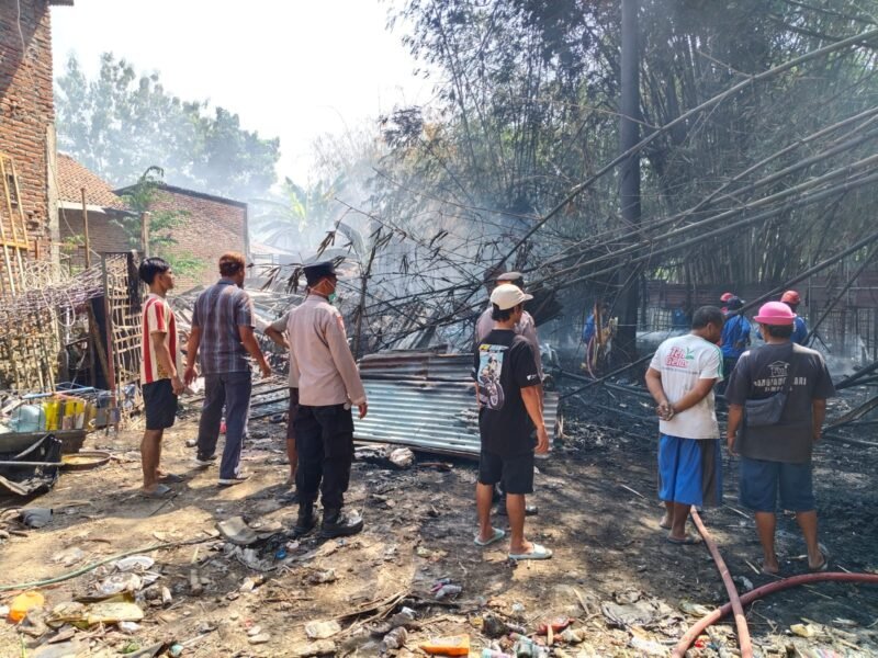 Polri Bersama Warga Gerak Cepat Padamkan Kebakaran Rongsok Di Pangkah