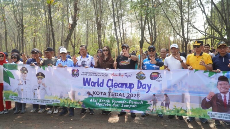 Wali Kota Tegal Dedy Yon Supriyono memimpin apel aksi bersih-bersih lingkungan dalam rangka World Clean Up Day 2026 di Bumi Perkemahan Bahari Kota Tegal, Jumat (25/9/2026).