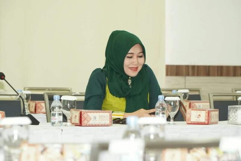 Ning Lia saat berinteraksi dan berbaur dengan masyarakat. Sikap ramah dan kedekatannya dengan warga membuat sosok Anggota DPD RI asal Jawa Timur itu kerap disebut “Senator Cantik” dan “Humble”.
