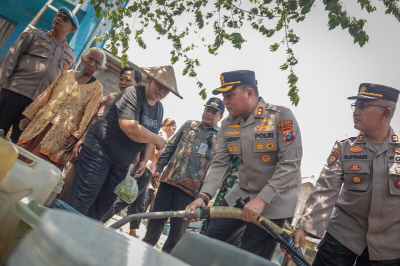 Foto: Kapolres Blitar AKBP Ardhy Zul Hasbih Nasution bersama personel menyalurkan bantuan air bersih dan sembako kepada warga Desa Kalisudo, Kecamatan Panggungrejo, Kabupaten Blitar, yang terdampak kekeringan.