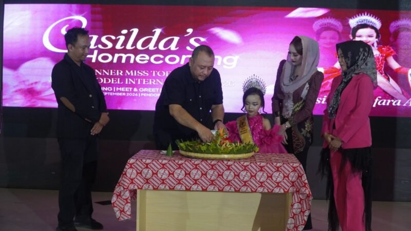 Wali Kota Tegal Dedy Yon Supriyono memberikan apresiasi kepada Casilda Zhifara Amberlyn atas prestasinya meraih Winner Miss Toddler Junior Model International 2026 dan lima gelar dalam satu ajang internasional