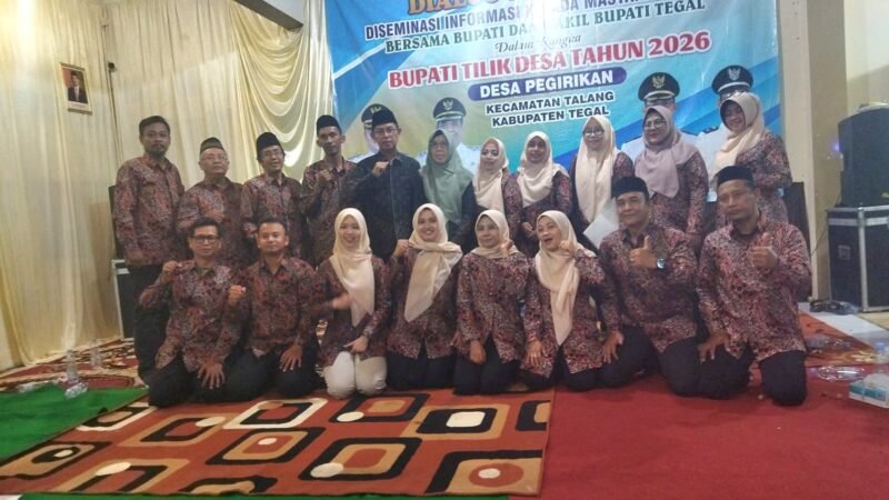 foto: Bupati Tegal Ischak Maulana Rochman bersama jajaran Pemkab Tegal saat mengikuti kegiatan Tilik Desa di Desa Pegirikan, Kecamatan Talang, Jumat (25/9/2026).