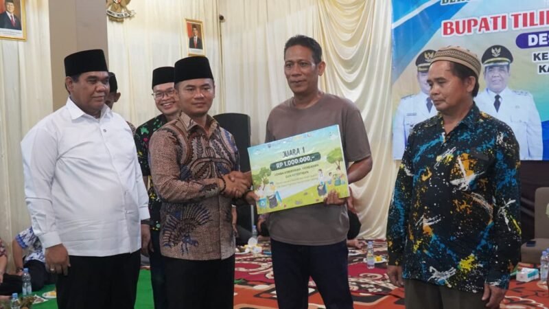 foto: Bupati Tegal Ischak Maulana Rochman berdialog dengan warga saat kegiatan Bupati Tilik Desa di Desa Pegirikan, Kecamatan Talang, Jumat (25/9/2026).