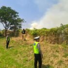 Personel Satlantas Polres Tegal melakukan patroli dan dialog dengan masyarakat di sekitar ruas Tol KM 290 sekaligus mengimbau petani tidak membakar lahan maupun sampah.