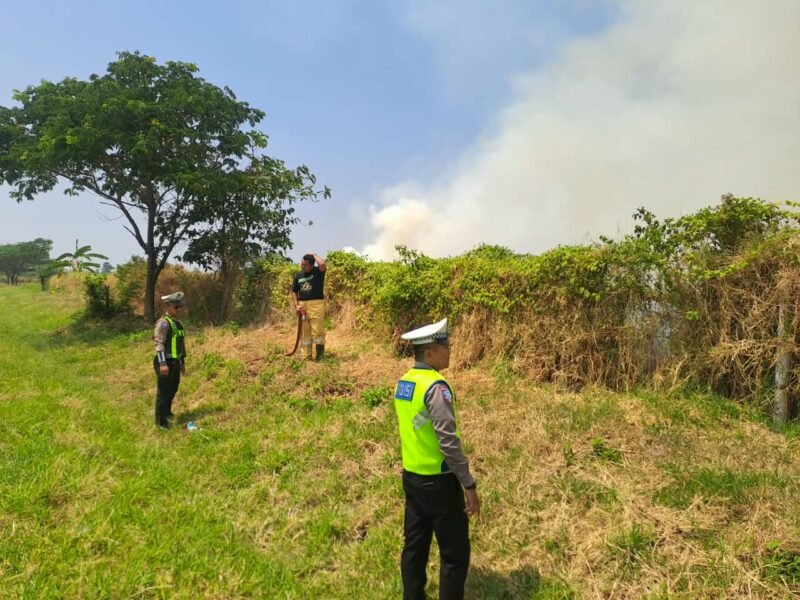 Personel Satlantas Polres Tegal melakukan patroli dan dialog dengan masyarakat di sekitar ruas Tol KM 290 sekaligus mengimbau petani tidak membakar lahan maupun sampah.