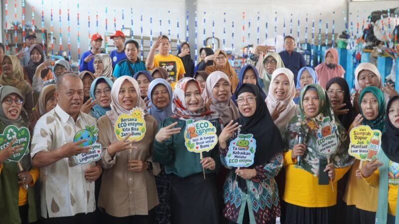 foto: Wakil Wali Kota Tegal Tazkiyyatul Muthmainnah membuka pelatihan pengolahan sampah “Dari Dapur ke Dompet” di Bank Sampah Mawar Biru, Kelurahan Kraton, Kota Tegal.