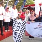 foto: Wali Kota Tegal Dedy Yon Supriyono melepas peserta jalan sehat dalam rangka HUT ke-81 PMI Kota Tegal di halaman Kantor PMI Kota Tegal.