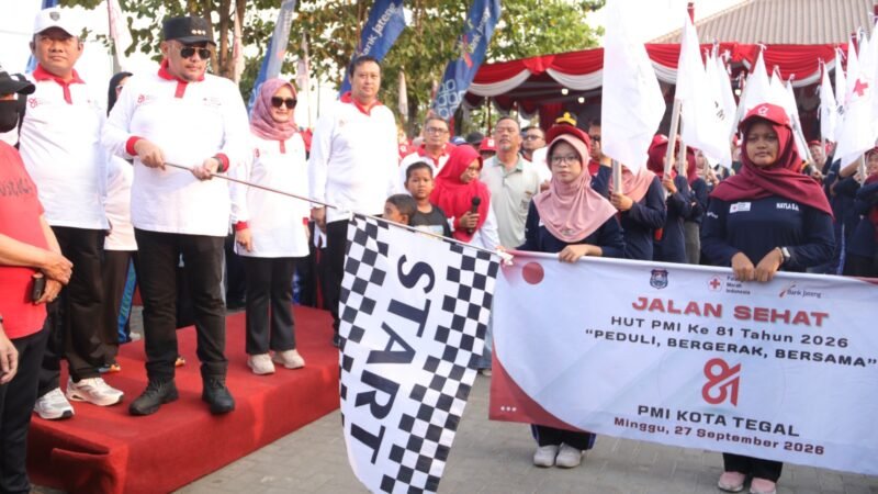 foto: Wali Kota Tegal Dedy Yon Supriyono melepas peserta jalan sehat dalam rangka HUT ke-81 PMI Kota Tegal di halaman Kantor PMI Kota Tegal.