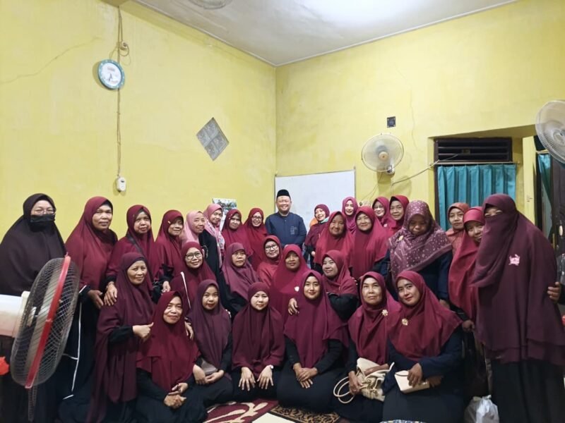 PRA ‘Aisyiyah Tanah Kali Kedinding saat mengikuti kegiatan pengajian yang menjadi ruang untuk mempererat silaturahmi, kebersamaan, dan kepedulian antaranggota serta warga.