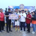 foto: Wali Kota Tegal Dedy Yon Supriyono menyerahkan hadiah kepada juara Turnamen Sepak Bola Walikota Tegal Cup 2026 di Stadion Yos Sudarso