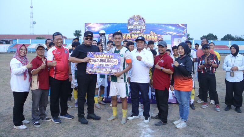 foto: Wali Kota Tegal Dedy Yon Supriyono menyerahkan hadiah kepada juara Turnamen Sepak Bola Walikota Tegal Cup 2026 di Stadion Yos Sudarso
