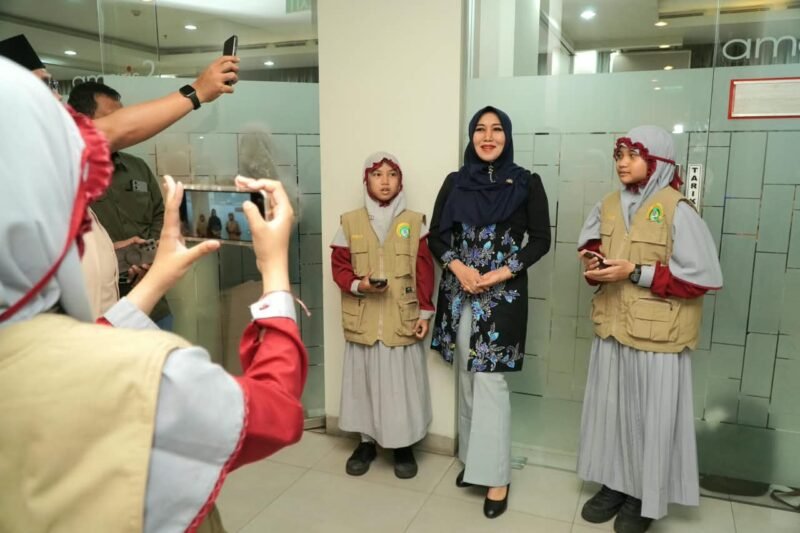 Ning Lia saat berbincang dan menjawab pertanyaan tiga jurnalis cilik SD Muhammadiyah 6 Gadung, Surabaya.