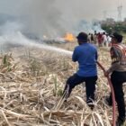 Personel Pamapta Polres Tegal bersama Polsek Adiwerna, Damkar, dan masyarakat melakukan penanganan kebakaran lahan bekas tanaman tebu di Desa Harjosari Kidul, Kecamatan Adiwerna.
