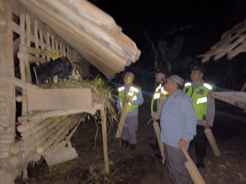 Bhabinkamtibmas Polsek Balapulang bersama Linmas melaksanakan patroli malam di pemukiman dan kandang ternak warga Desa Balapulang Kulon, Kabupaten Tegal.