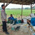 Personel Polsek Pangkah memberikan imbauan kepada masyarakat sebagai langkah pencegahan kebakaran hutan dan lahan di wilayah Kecamatan Pangkah, Kabupaten Tegal.