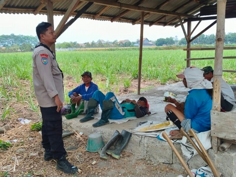 Personel Polsek Pangkah memberikan imbauan kepada masyarakat sebagai langkah pencegahan kebakaran hutan dan lahan di wilayah Kecamatan Pangkah, Kabupaten Tegal.