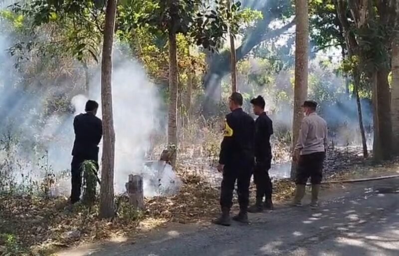 Wujud Sinergi Polres Bondowoso Tim Gabungan Padamkan Karhutla Kawasan Wisata Black Lava Ijen