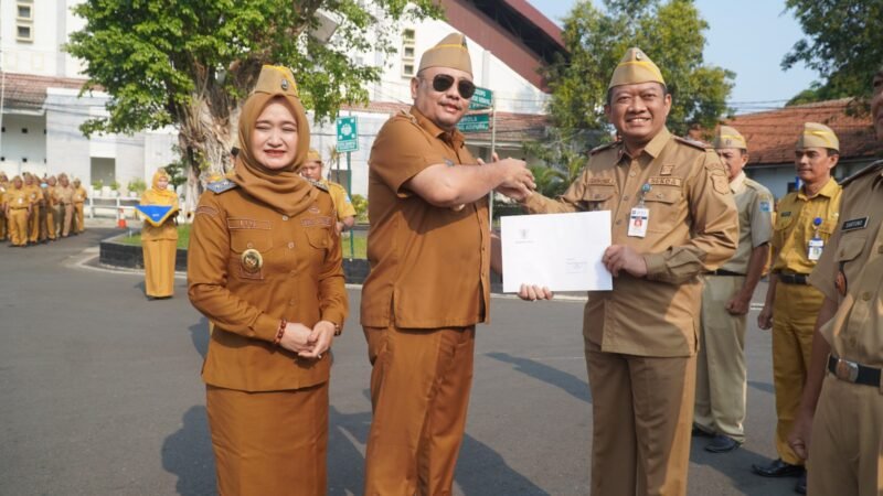 Wali Kota Tegal Dedy Yon Supriyono menyerahkan penghargaan kepada OPD dengan nilai evaluasi AKIP tertinggi Tahun 2026