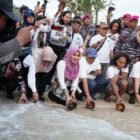 Ning Lia Lepas Tukik di Tanjung Penyu, “Ayo, Lautan Menunggumu”