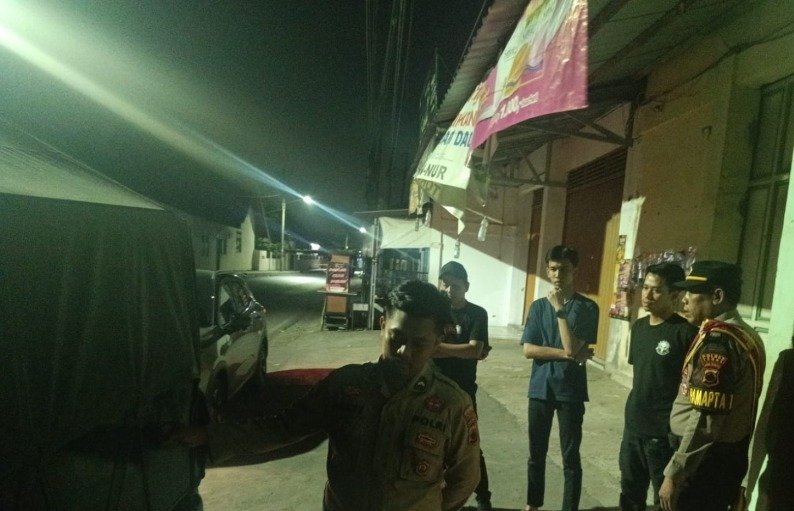 Petugas Polres Tegal menindaklanjuti laporan masyarakat melalui Call Center 110 terkait dugaan pengambilan solar ilegal di wilayah Slawi.