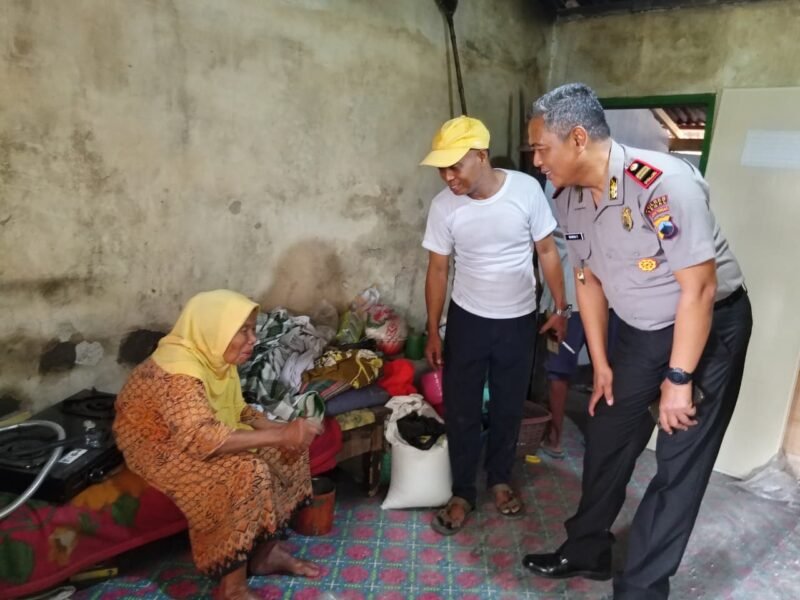 Polsek Lebaksiu berkoordinasi dengan PLN ULP Balapulang terkait pemasangan instalasi listrik baru di rumah warga penerima bantuan renovasi RTLH di Desa Jatimulya, Kecamatan Lebaksiu, Kabupaten Tegal.
