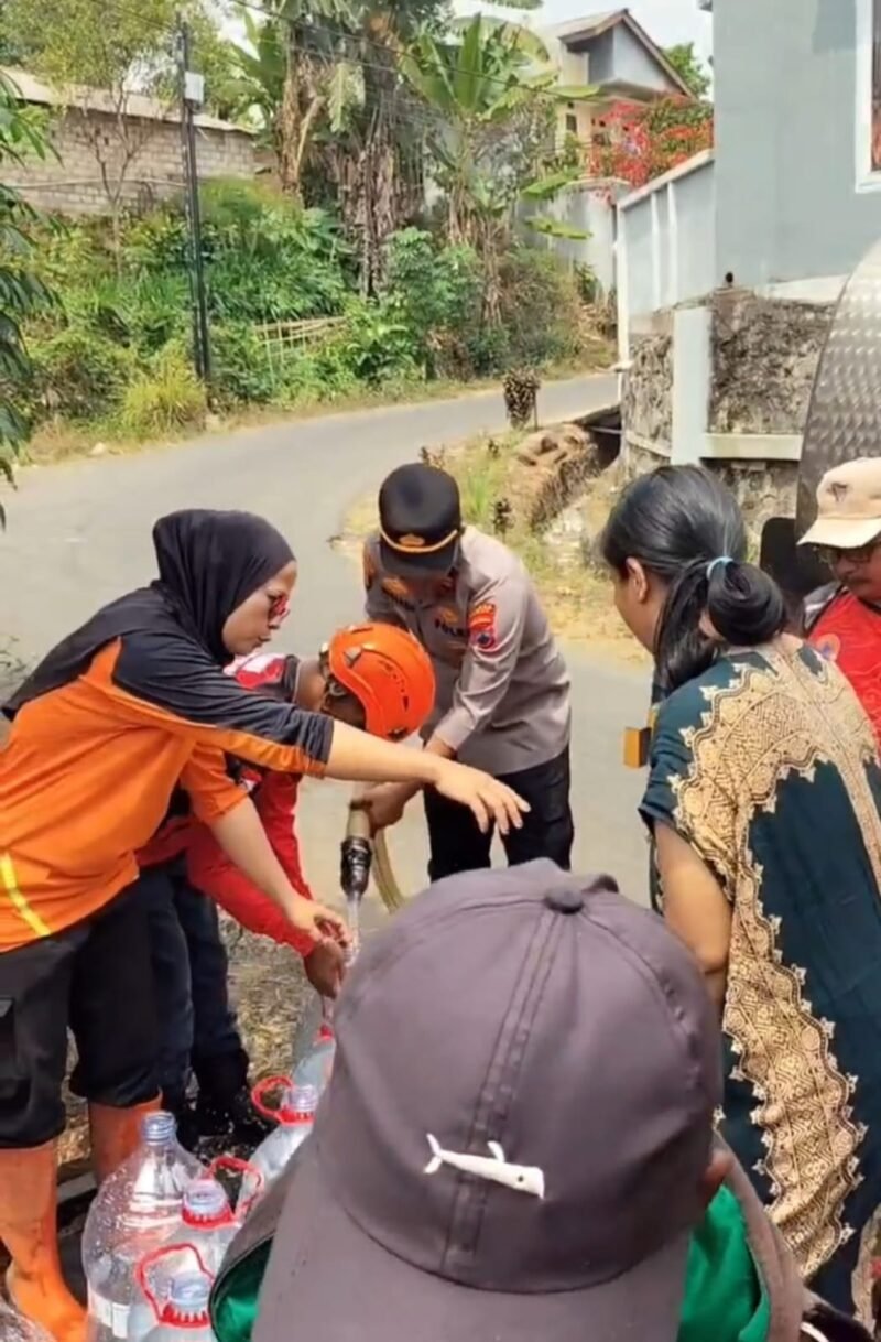 Kapolsek Bojong IPTU Setiadi Mujahidin bersama relawan FKRPB dan pemerintah desa saat menyalurkan bantuan air bersih kepada warga Desa Kajenengan, Kecamatan Bojong, Kabupaten Tegal.