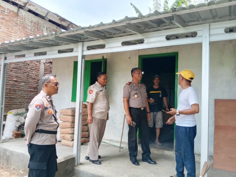 Polsek Lebaksiu berkoordinasi dengan PLN ULP Balapulang untuk membantu pemasangan listrik baru daya 900 watt secara gratis bagi rumah warga di Desa Jatimulya, Kabupaten Tegal.