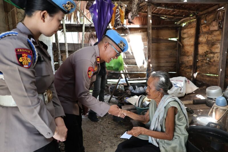 Kasi Propam Polres Nias Selatan IPTU Bernad Napitupulu, S.H. bersama personel Sipropam menyerahkan bantuan sembako kepada warga kurang mampu di Teluk Dalam dalam rangka HUT ke-24 Propam Polri.