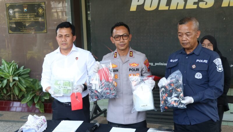 Kapolres Malang AKBP Rulian Syauri saat konferensi pers pengungkapan kasus peredaran narkotika 1,1 kilogram sabu, ribuan ekstasi, dan cartridge vape berisi etomidate di Mapolres Malang.