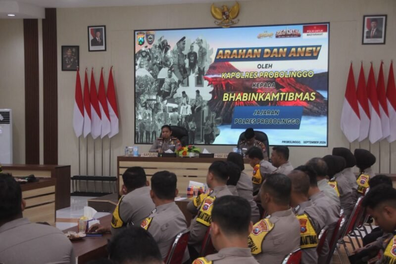 Foto: Personel Bhabinkamtibmas Polres Probolinggo saat melaksanakan sambang dan berdialog dengan warga sebagai upaya mempererat kedekatan serta menjaga situasi kamtibmas tetap aman dan kondusif.