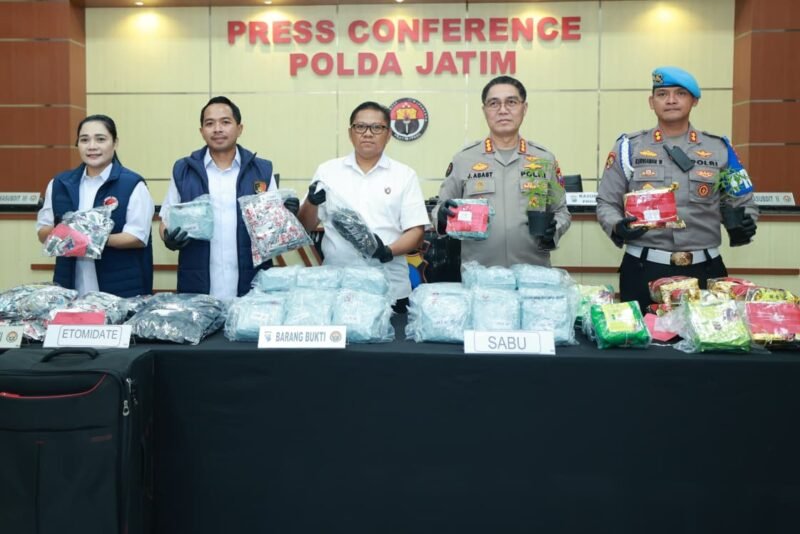 Kabid Humas Polda Jatim Kombes Pol Jules Abraham Abast bersama Direktur Reserse Narkoba Polda Jatim Kombes Pol Muhammad Kurniawan saat menyampaikan pengungkapan kasus narkoba Triwulan III 2026 di Mapolda Jatim, Rabu (30/9/2026).
