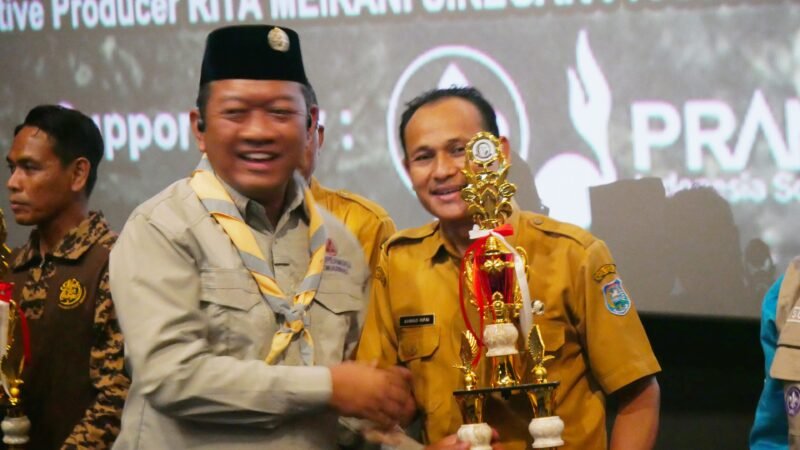 Ketua Kwarcab Gerakan Pramuka Kota Tegal drg. Agus Dwi Sulistyantono bersama unsur pendidikan mengikuti nonton bareng Film Pramuka di CGV Transmart Tegal, Selasa (29/9/2026).