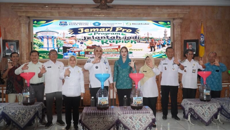 Ketua TP PKK Kota Tegal Gadis Sephi Febriana Dedy Yon bersama jajaran saat kegiatan Sosialisasi dan Launching Program Jelantah Jadi Rupiah di Gedung Adipura, Komplek Balai Kota Tegal, Rabu (30/9/2026).