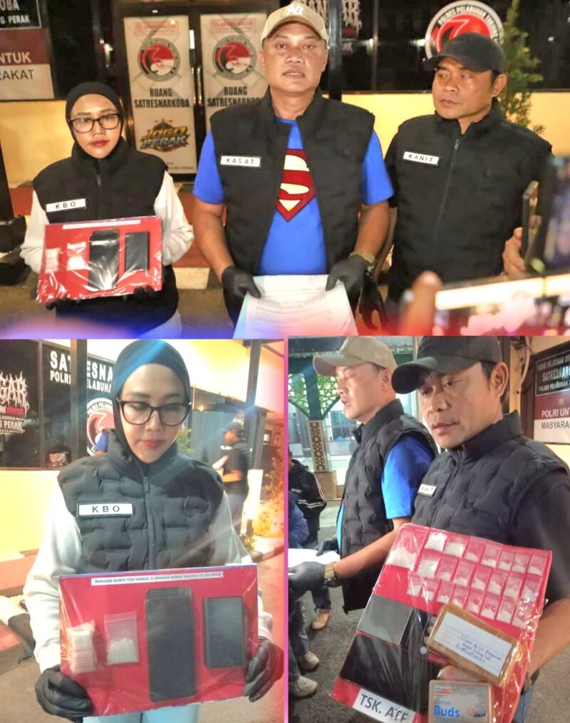 Satresnarkoba Polres Pelabuhan Tanjung Perak Surabaya menunjukkan barang bukti sabu hasil pengungkapan dua jaringan peredaran narkotika dengan modus eceran dan sistem ranjau