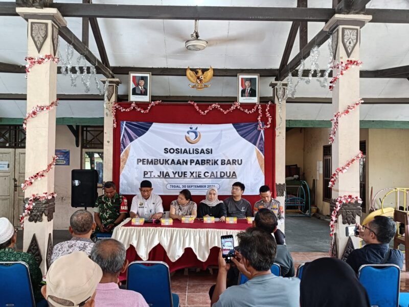 Kanit Binmas Polsek Kramat Aiptu Abdul Basit menghadiri sosialisasi pembukaan pabrik baru PT Jia Yue Xie Cai Dua di Pendopo Kelurahan Dampyak, Kecamatan Kramat, Kabupaten Tegal.