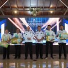 Wali Kota Tegal Dedy Yon Supriyono memberikan apresiasi kepada wajib pajak dan pihak berprestasi dalam Tax Gathering dan Penghargaan Wajib Pajak Tahun 2026 di Pendopo Ki Gede Sebayu, Kompleks Balai Kota Tegal.