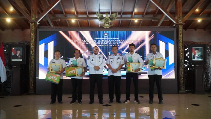Wali Kota Tegal Dedy Yon Supriyono memberikan apresiasi kepada wajib pajak dan pihak berprestasi dalam Tax Gathering dan Penghargaan Wajib Pajak Tahun 2026 di Pendopo Ki Gede Sebayu, Kompleks Balai Kota Tegal.