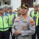 Personel Satlantas Polrestabes Surabaya melakukan penindakan terhadap pengendara dalam penerapan kembali tilang manual di Kota Surabaya.