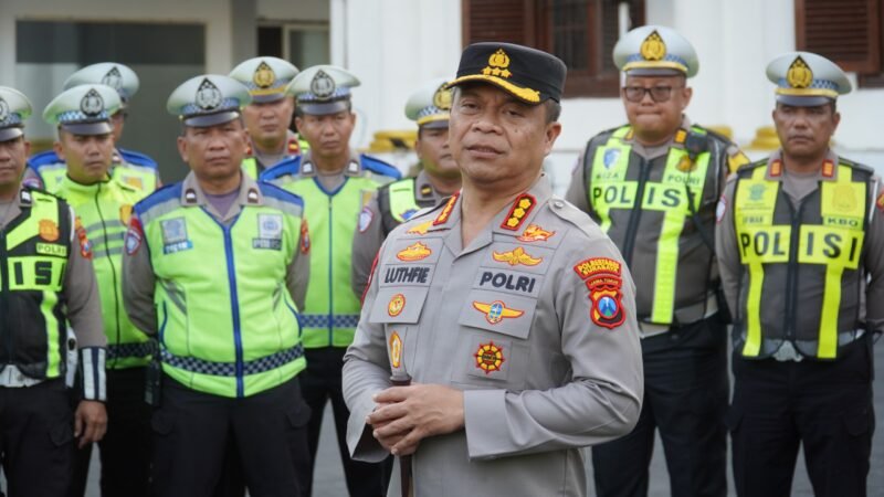 Personel Satlantas Polrestabes Surabaya melakukan penindakan terhadap pengendara dalam penerapan kembali tilang manual di Kota Surabaya.
