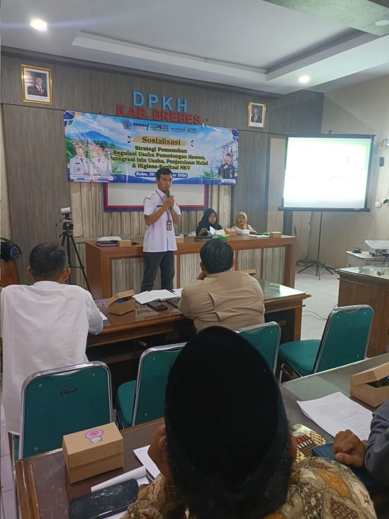 Pemkab Brebes menggelar sosialisasi strategi pemenuhan regulasi usaha pemotongan hewan, jaminan halal, serta higiene dan sanitasi di Aula Jabres, Rabu (30/09/2026).