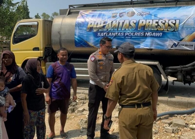 Personel Satlantas Polres Ngawi menyalurkan bantuan air bersih kepada warga Desa Gunungsari, Kecamatan Kasreman, Kabupaten Ngawi, melalui program SABER, Kamis (1/10/2026).
