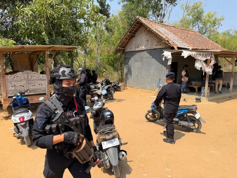 Petugas Satresnarkoba Polres Pamekasan mengamankan sejumlah barang bukti saat penggerebekan lokasi yang diduga menjadi tempat transaksi dan konsumsi sabu di Kecamatan Proppo