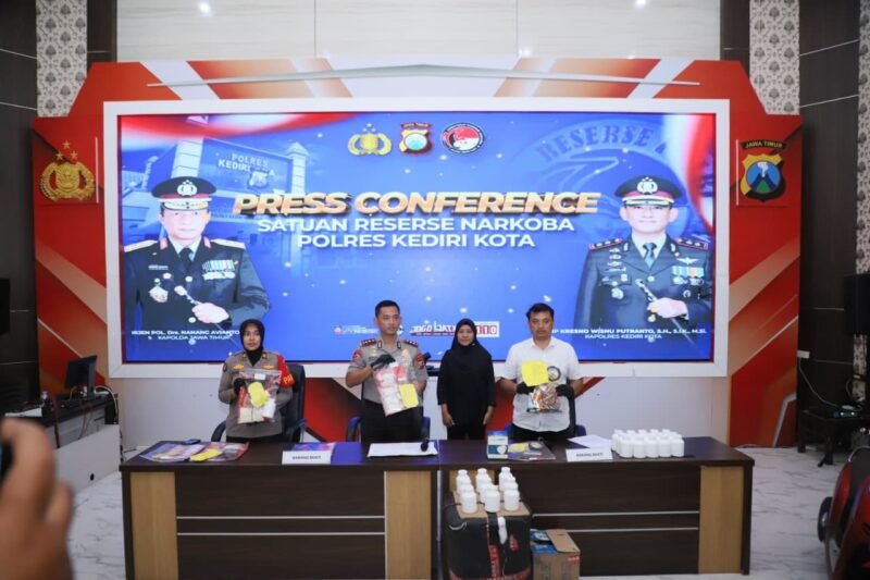Kapolres Kediri Kota AKBP Kresno Wisnu Putranto saat menyampaikan pengungkapan 19 kasus narkotika dan obat keras berbahaya periode Agustus–September 2026.