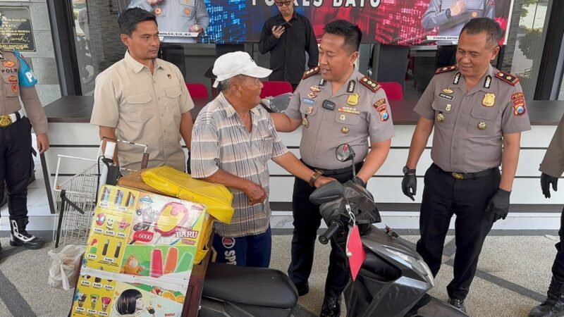 Kapolres Batu AKBP Dr. Aries Purwanto menyerahkan secara simbolis sepeda motor Honda Beat milik Wari Bahagia, korban kasus pencurian bermodus pesanan es krim fiktif, saat konferensi pers di Mapolres Batu, Kamis (1/10/2026).
