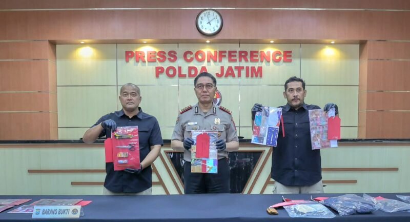 Foto: Istimewa. Lima tersangka komplotan pencurian dengan modus ganjal ATM diamankan Ditreskrimum Polda Jatim bersama sejumlah barang bukti hasil pengungkapan kasus.