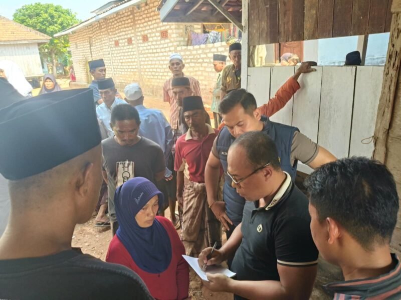 Petugas kepolisian melakukan olah TKP di lokasi penganiayaan yang mengakibatkan seorang warga lanjut usia meninggal dunia di Kecamatan Sokobanah, Sampang.